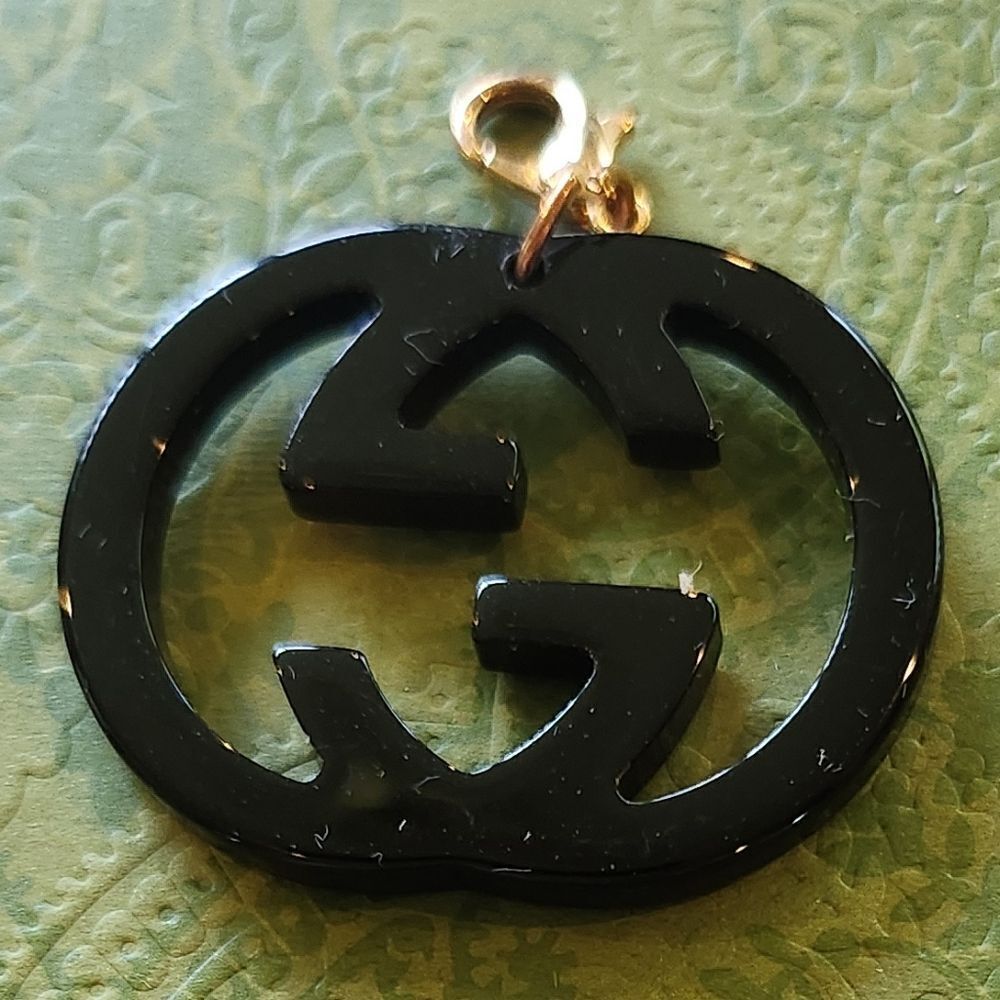 Gucci Black Logo Pendant with Gold Clasp - Picture 4 of 8